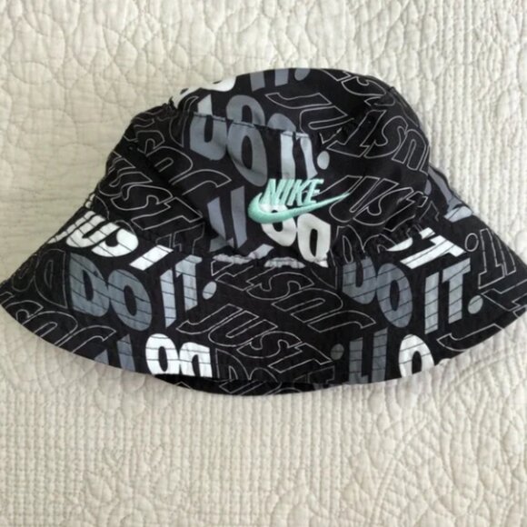 NIKE Kids Black and White UPF 40+ Futura Bucket Hat Size Approx 2T-3T - Picture 1 of 2